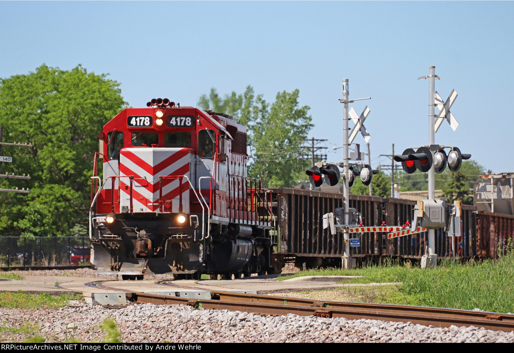 WAMX 4178 squeals around the Johnson St. curve leaving the yard with L468